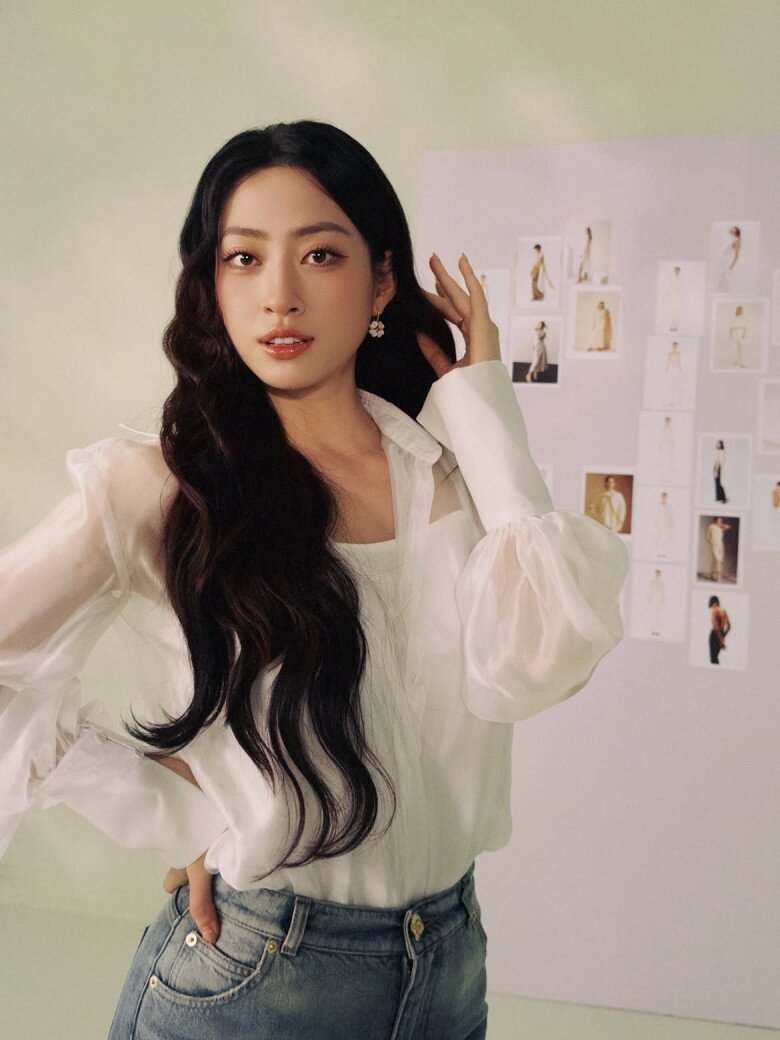 Lương Thùy Linh cho thấy sơ mi có thể trở nên thời thượng chỉ bằng cách thay đổi phom dáng. Thiết kế dáng dài, có đường xẻ hông và được để tà áo buông tự nhiên giúp tổng thể bớt cứng nhắc. Khi kết hợp cùng chân váy midi và phụ kiện có thiết kế tinh gọn, bộ trang phục vừa giữ được vẻ thanh lịch vừa có thêm nét hiện đại. Đây là công thức phù hợp với những cô nàng muốn diện sơ mi theo cách phóng khoáng hơn mà vẫn chỉn chu.