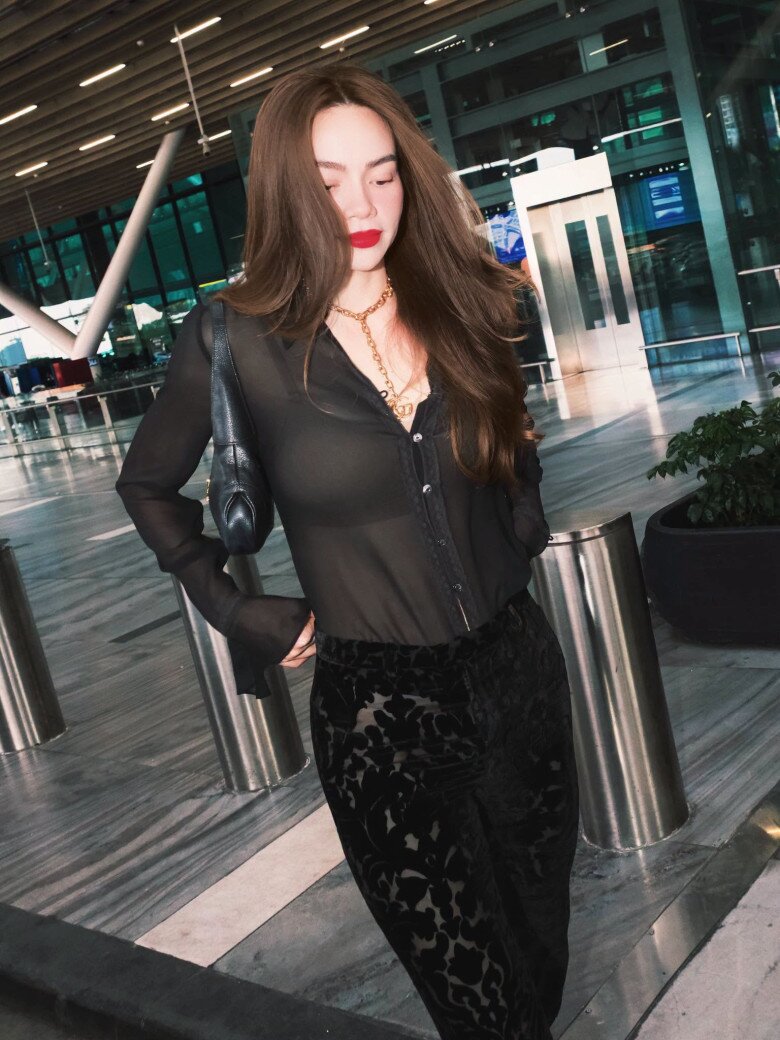 Hồ Ngọc Hà lại khai thác sơ mi theo hướng gợi cảm và thời thượng. Nữ ca sĩ từng gây chú ý với thiết kế sơ mi đen xuyên thấu bằng chất liệu chiffon mỏng nhẹ, kết hợp nội y đồng màu để tạo hiệu ứng liền mạch. Điểm đáng chú ý trong cách phối này là việc lựa chọn một gam màu chủ đạo và để chất liệu trở thành điểm nhấn. Nhờ vậy, trang phục vẫn có vẻ quyến rũ nhưng không bị rườm rà.