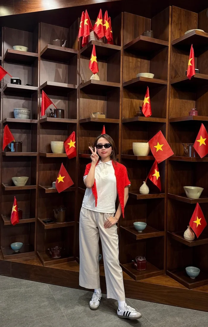 Ngày thường, Phương Mỹ Chi thường chọn những trang phục tối giản, năng động 