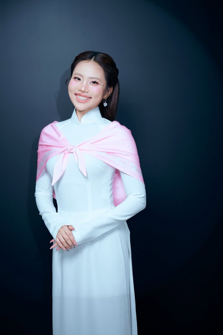 Nữ ca sĩ giữ tinh thần truyền thống khi diện áo dài theo phong cách GenZ.