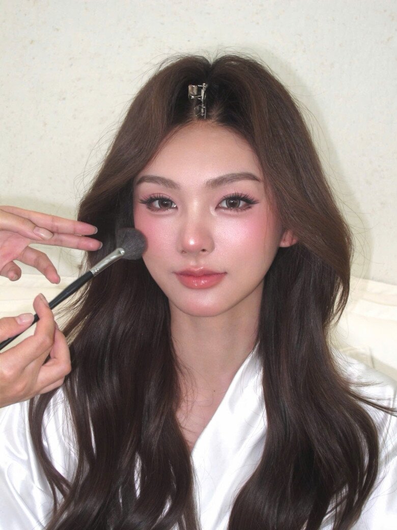 Từ amp;#34;đẹp tối giảnamp;#34; đến amp;#34;đẹp có cá tínhamp;#34;: Xu hướng makeup 2026 đang thay đổi ra sao? - 10
