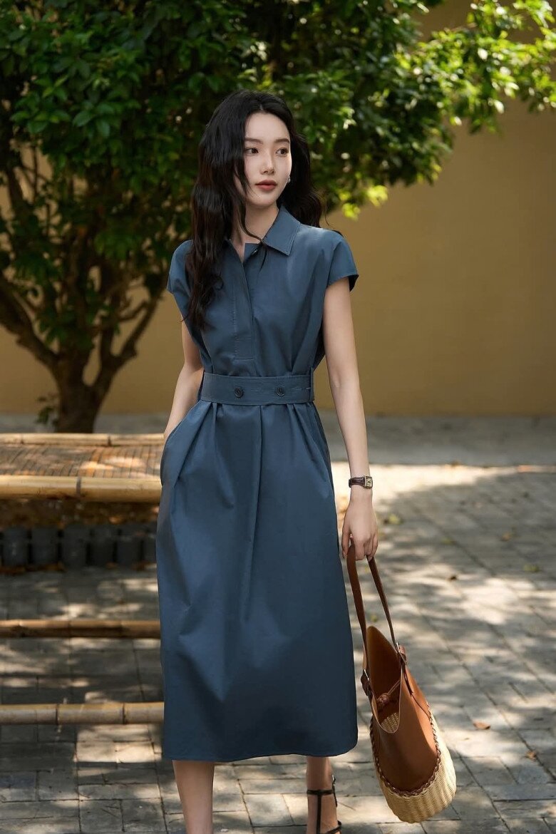 Phong cách tối giản giúp phụ nữ ngưỡng tuổi tứ tuần giữ vẻ ngoài sang trọng, hiện đại.