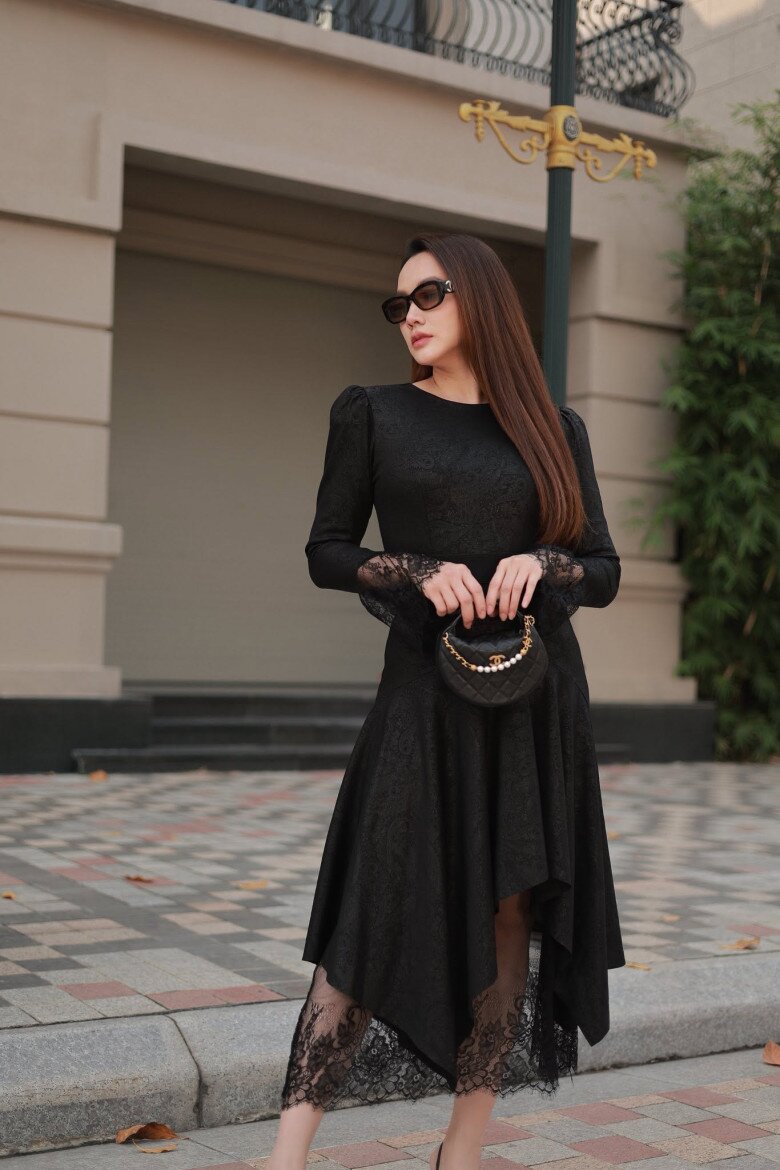 Ở tuổi U40, nữ diễn viên ưu tiên những thiết kế thanh lịch, tôn vóc dáng.