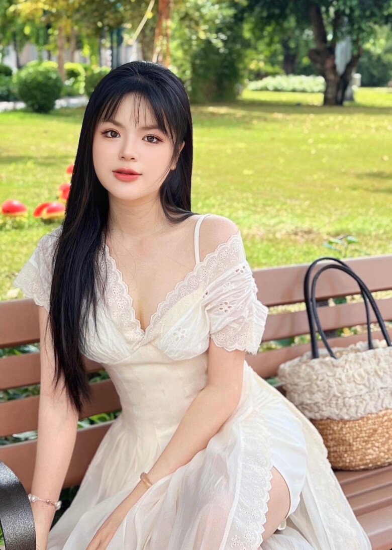 Gu thời trang trẻ trung của Hà Đan là gợi ý dễ ứng dụng cho những cô gái có chiều cao khiêm tốn.