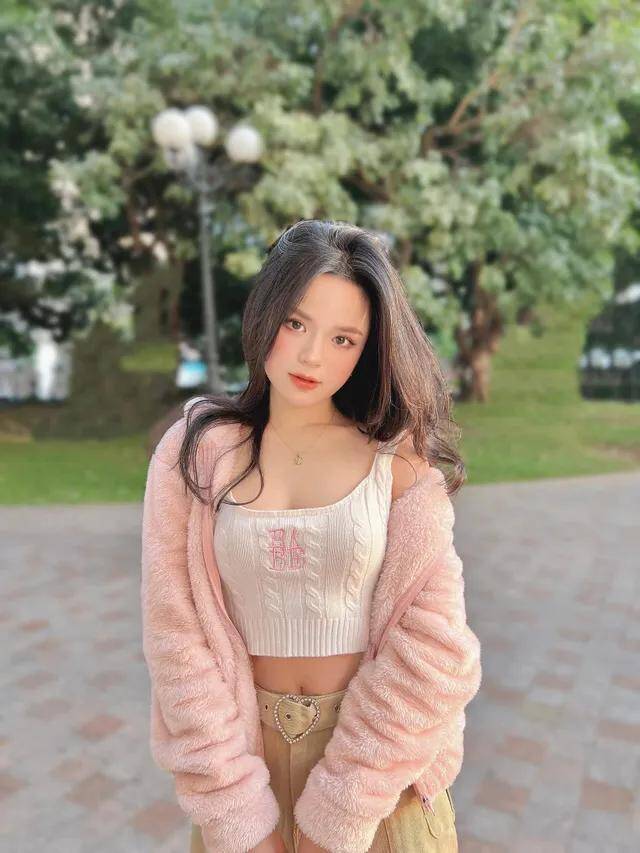 MC Hà Đan thường lựa chọn áo croptop phối cùng quần hoặc chân váy cạp cao để tạo hiệu ứng vóc dáng cân đối hơn.