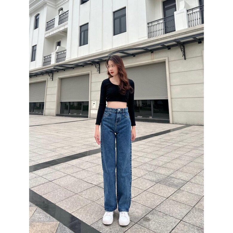 Áo croptop cùng quần cạp cao là cách đơn giản giúp tạo hiệu ứng đôi chân dài và vóc dáng cân đối hơn.