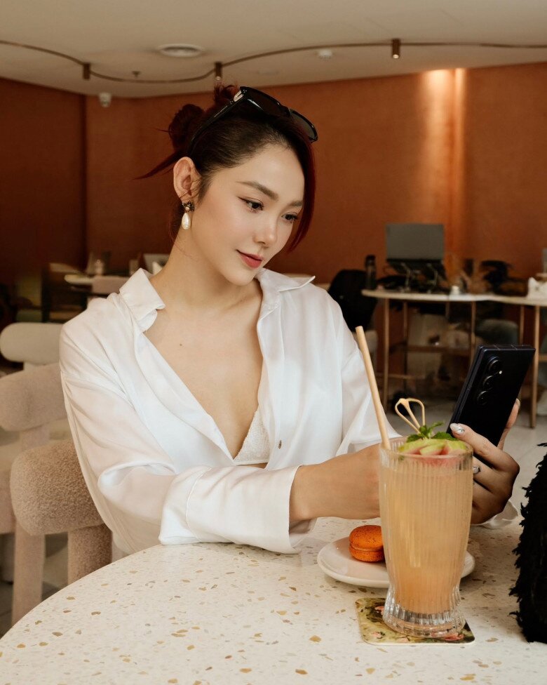 Minh Hằng duy trì hình ảnh trẻ trung nhờ gu thời trang tinh tế và phù hợp.