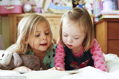 Bé gái bị Down biết nói chuyện, đi lại nhờ bắt chước chị