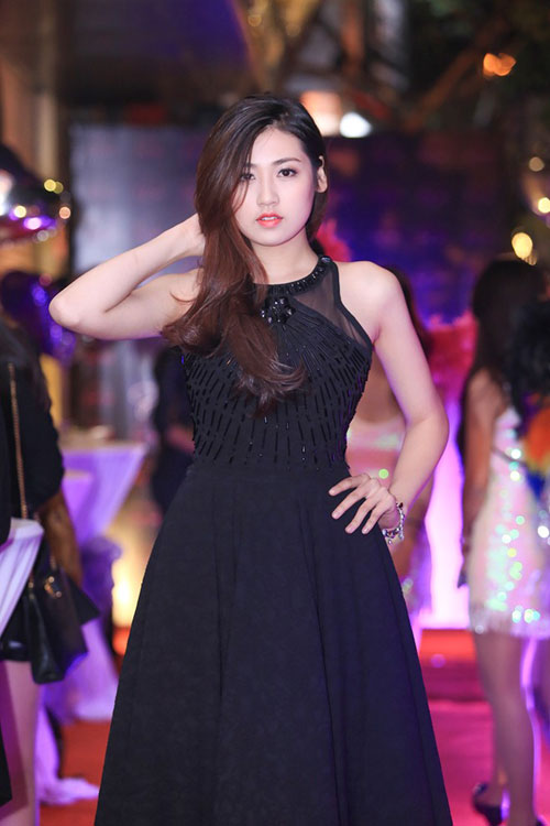 Tuần qua: Hoa hậu Kỳ Duyên xinh đẹp, rạng rỡ trở về nhà - 4