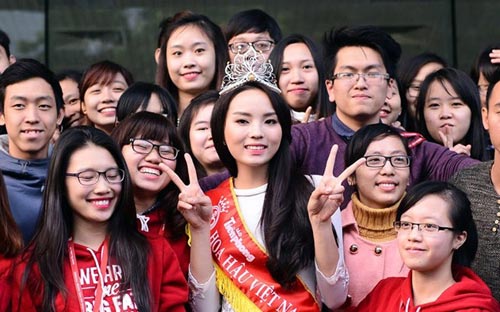 Tuần qua: Hoa hậu Kỳ Duyên xinh đẹp, rạng rỡ trở về nhà - 3