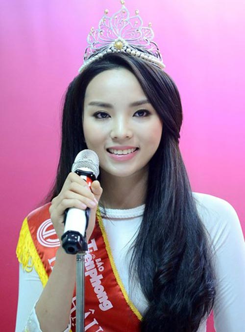 Tuần qua: Hoa hậu Kỳ Duyên xinh đẹp, rạng rỡ trở về nhà - 2