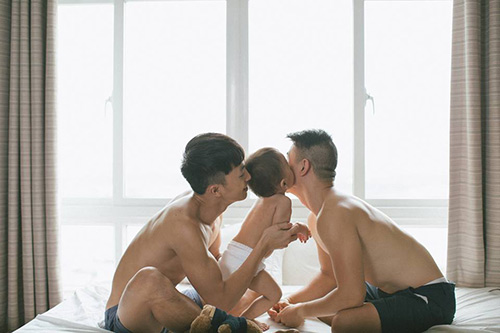 Xúc động bộ ảnh hai ông bố Việt đồng tính chăm con - 12