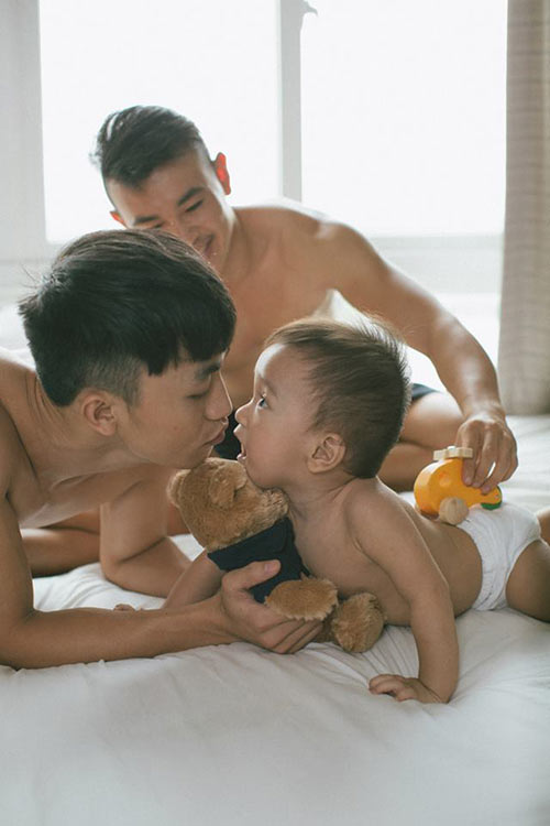 Xúc động bộ ảnh hai ông bố Việt đồng tính chăm con - 13