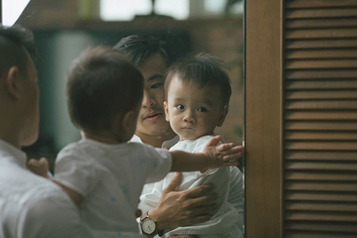 Xúc động bộ ảnh hai ông bố Việt đồng tính chăm con - 10