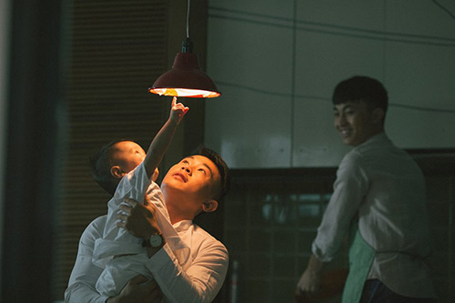Xúc động bộ ảnh hai ông bố Việt đồng tính chăm con - 6