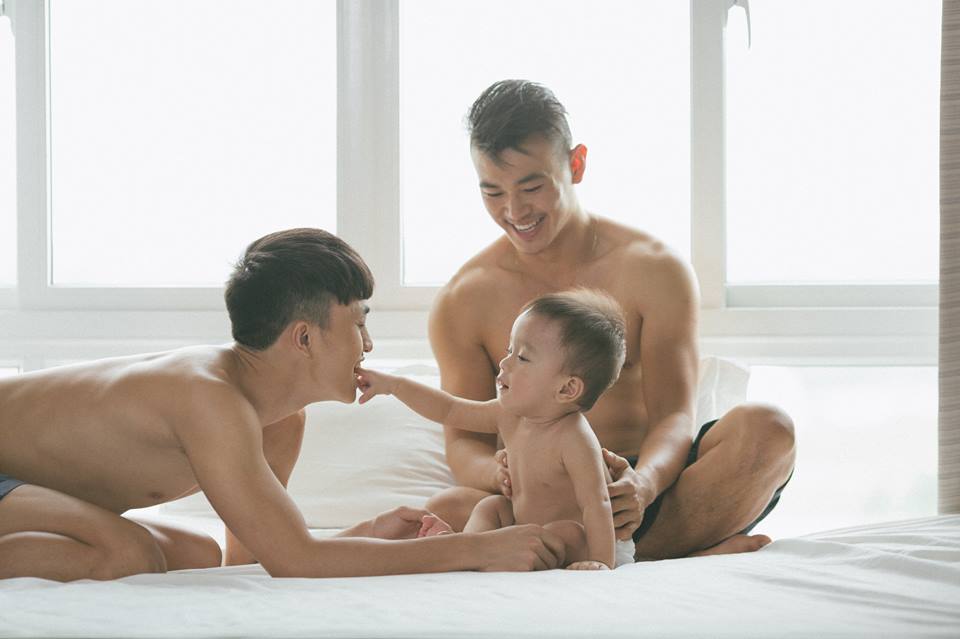 Xúc động bộ ảnh hai ông bố Việt đồng tính chăm con - 11