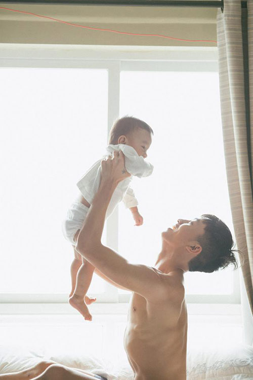 Xúc động bộ ảnh hai ông bố Việt đồng tính chăm con - 14