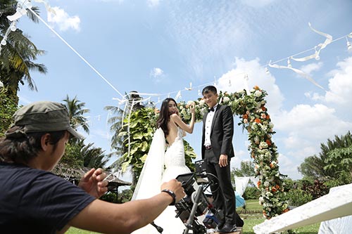 Thủy Tiên bất ngờ tung ảnh đám cưới gây xôn xao - 2