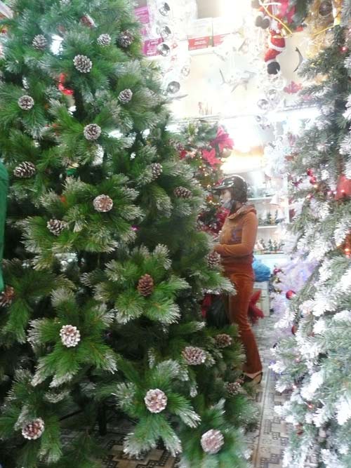 Tấp nập mua sắm đồ trang trí Noel - 2