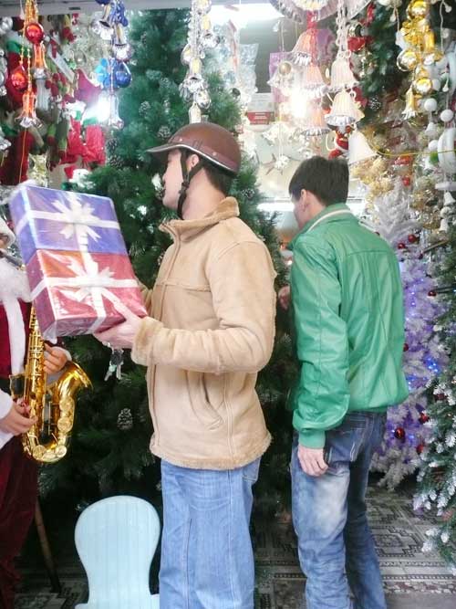 Tấp nập mua sắm đồ trang trí Noel - 1