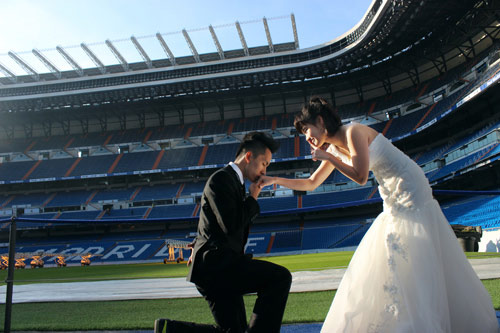 Ảnh cưới của cặp đôi Việt tại sân bóng Bernabeu - 1