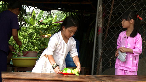 Tập 8 Bố ơi: Phan Anh bán bánh xèo đắt hàng nhờ hút khách nữ - 4