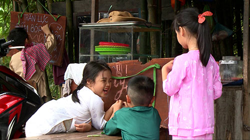 Tập 8 Bố ơi: Phan Anh bán bánh xèo đắt hàng nhờ hút khách nữ - 5