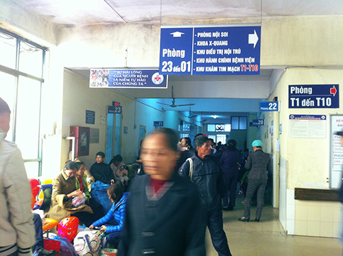Chùm ảnh: Hà Nội rét đậm, trẻ nhỏ ồ ạt nhập viện - 7