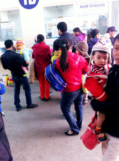 Chùm ảnh: Hà Nội rét đậm, trẻ nhỏ ồ ạt nhập viện - 2