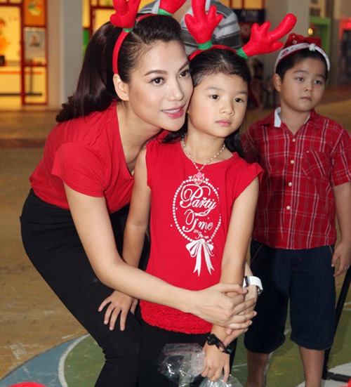 Mẹ con Trương Ngọc Ánh mặc đồ đôi đi phát quà Noel - 11