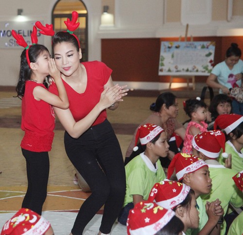 Mẹ con Trương Ngọc Ánh mặc đồ đôi đi phát quà Noel - 4