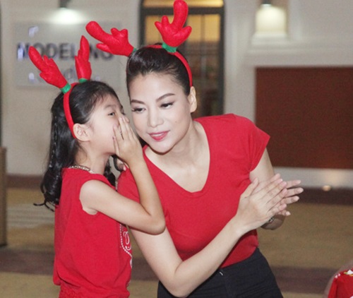 Mẹ con Trương Ngọc Ánh mặc đồ đôi đi phát quà Noel - 5