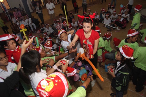 Mẹ con Trương Ngọc Ánh mặc đồ đôi đi phát quà Noel - 7