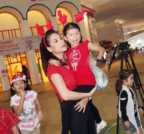 Mẹ con Trương Ngọc Ánh mặc đồ đôi đi phát quà Noel - 8