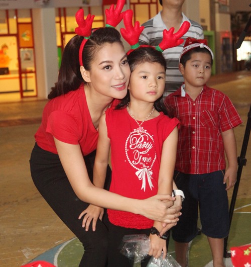 Mẹ con Trương Ngọc Ánh mặc đồ đôi đi phát quà Noel - 9