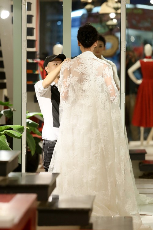 Lê Thúy một mình đi thử váy cưới - 10