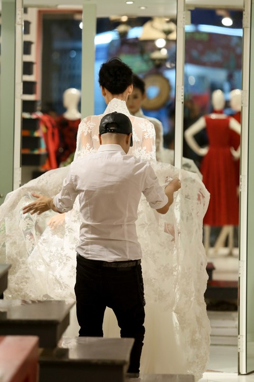Lê Thúy một mình đi thử váy cưới - 11