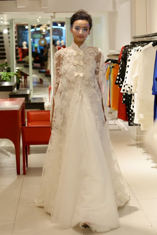 Lê Thúy một mình đi thử váy cưới - 12