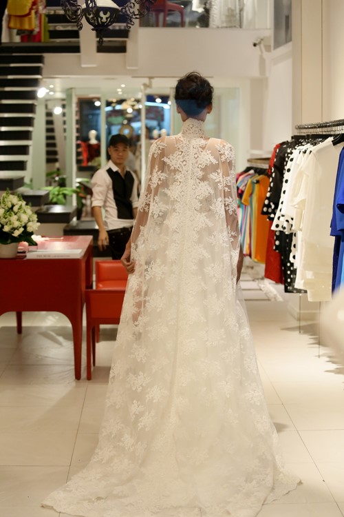 Lê Thúy một mình đi thử váy cưới - 13