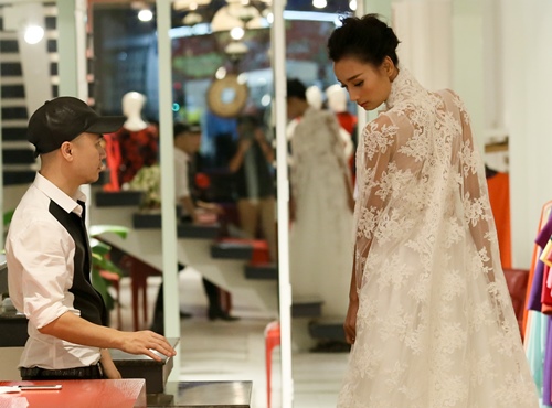 Lê Thúy một mình đi thử váy cưới - 14