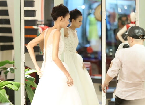 Lê Thúy một mình đi thử váy cưới - 6