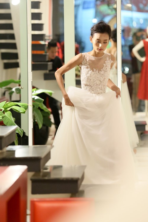 Lê Thúy một mình đi thử váy cưới - 8