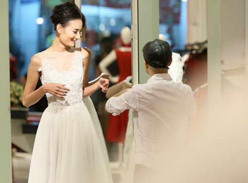 Lê Thúy một mình đi thử váy cưới - 9