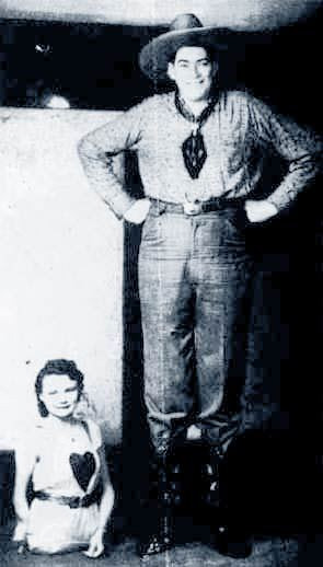 Tình yêu kỳ lạ của gã khổng lồ và cô gái không chân - 1