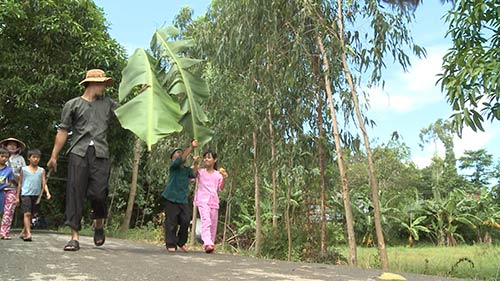 Tập 9 Bố ơi: Tê Giác lại gây căng thẳng vì giành cá với Bờm - 2