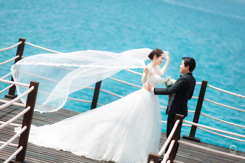 Chú rể bị thương vẫn liều ngâm nước chụp ảnh cưới - 1