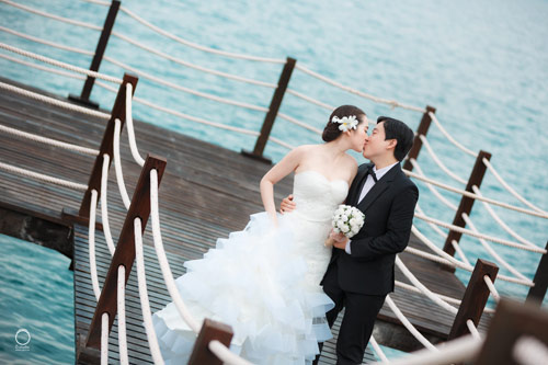 Chú rể bị thương vẫn liều ngâm nước chụp ảnh cưới - 5