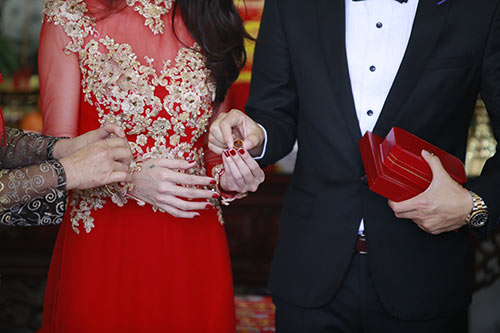 Thủy Tiên - Công Vinh hạnh phúc trao nhẫn cưới - 35