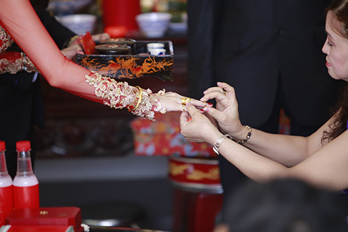 Thủy Tiên - Công Vinh hạnh phúc trao nhẫn cưới - 33