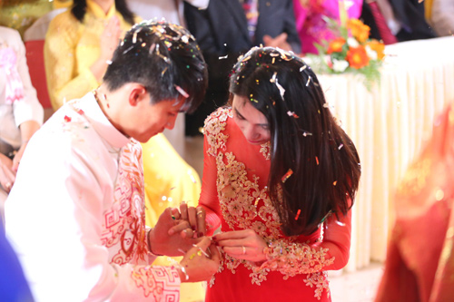 Thủy Tiên - Công Vinh hạnh phúc trao nhẫn cưới - 5
